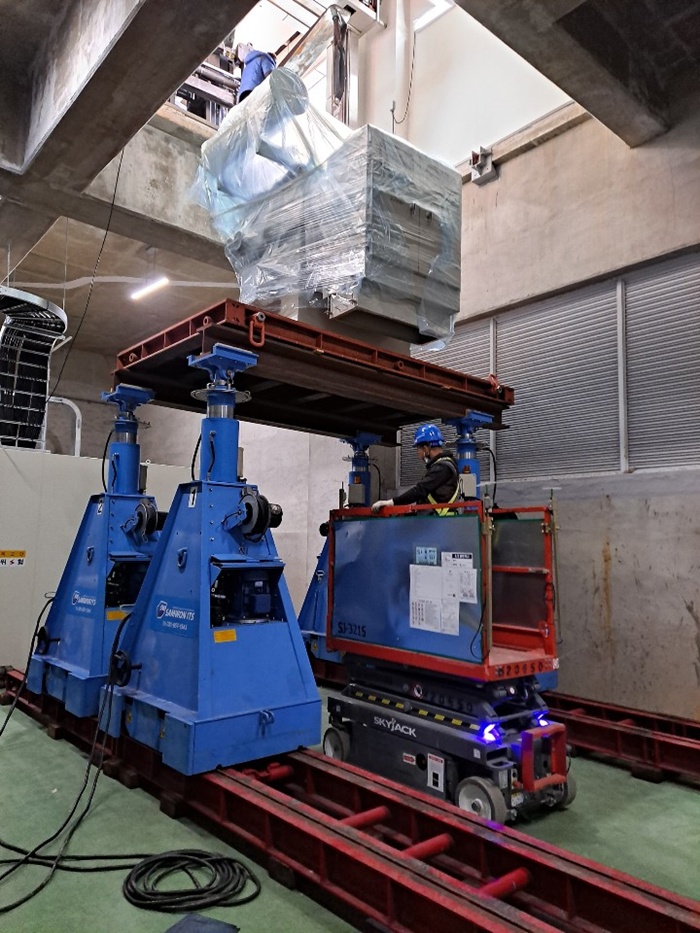 SL125를 이용한 지하 변압기 철거설치 작업.jpg