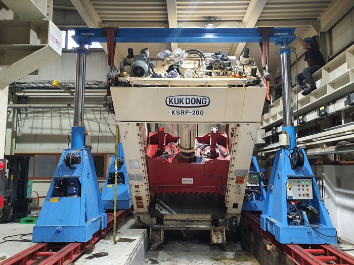 SL125를 이용한 프레스 설치철거 작업.jpg