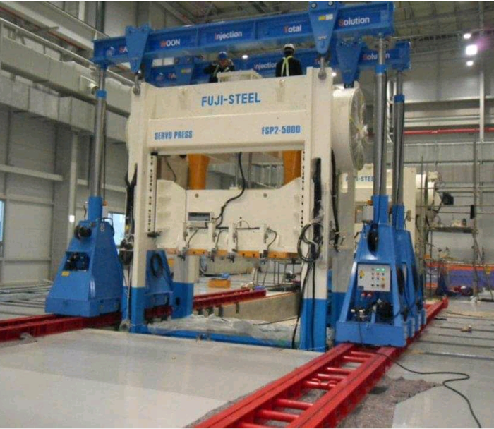 SL125를 이용한 프레스 설치철거 작업2.png